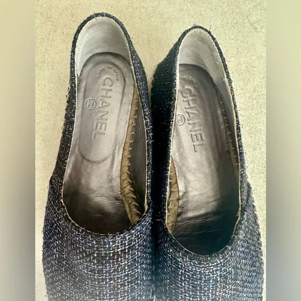 Chanel CC Espadrilles Metallic Navy Tweed Patent Leather Cap Toe Size 39 Slip on