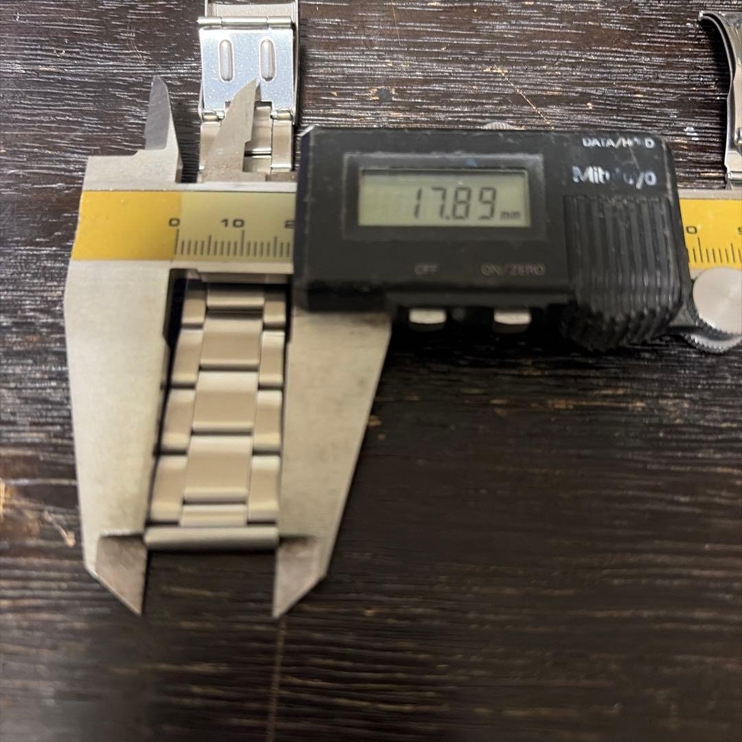 Stainless steel metal band 17.89mm. The item in the photo is everything.